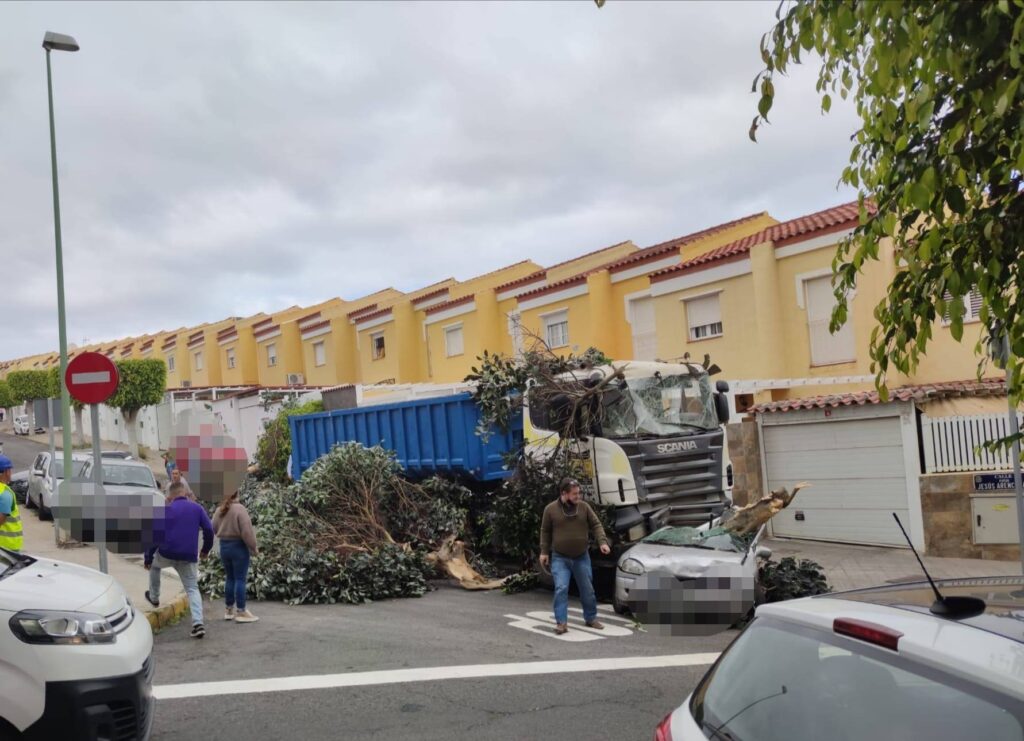 Lkw auf Gran Canaria kracht ungebremst auf Pkw