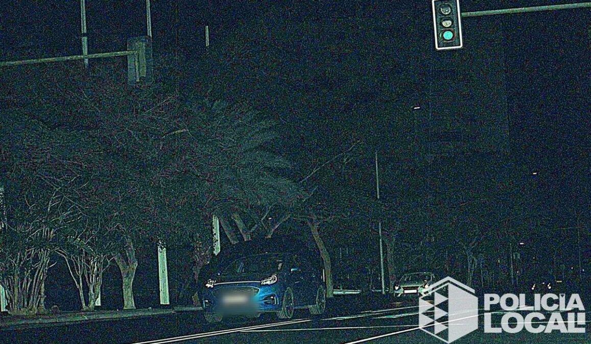 Raser auf Teneriffa brettert mit 124 km/h durch 50er-Zone a car on the road at night