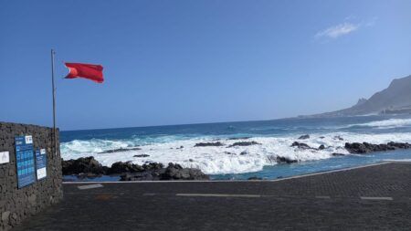 Vier Meter hohe Wellen: Teneriffa schließt Badebereiche Vier Meter hohe Wellen: Teneriffa schließt Badebereiche