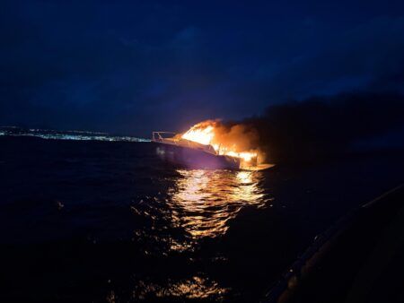 Vor Lanzarote: Motorboot mit vier Insassen fängt Feuer